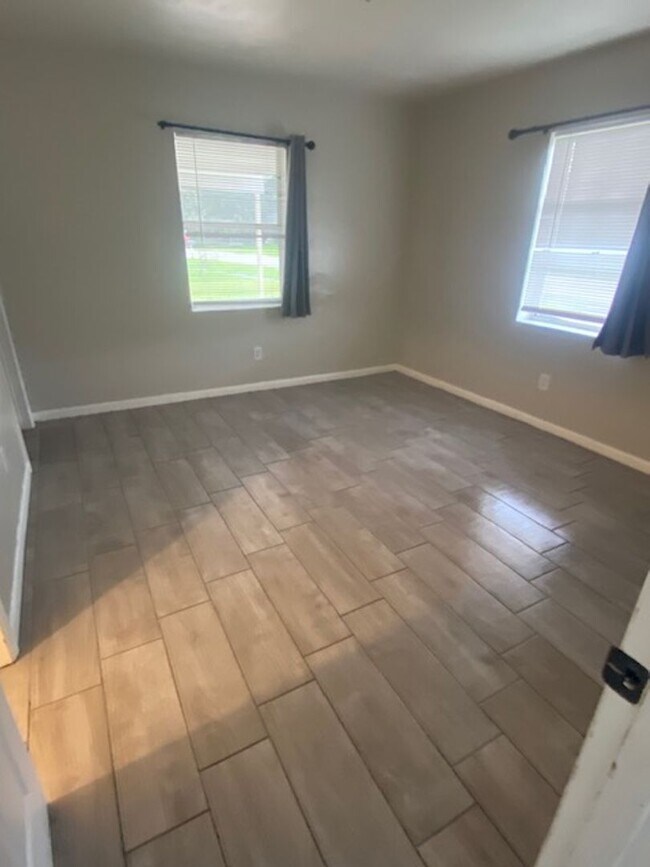 Building Photo - 3 Bed 2 Bath Home | Fenced Yard | Pet Frie...