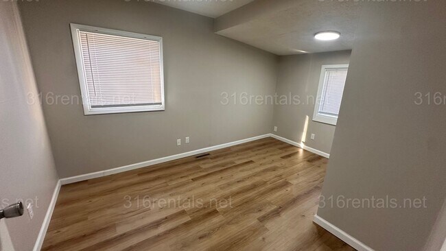 Building Photo - $1150- 3 bed 1 bath - Single Family Home with a fenced back yard!