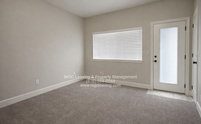 Building Photo - 3 Bedroom Luxury Townhome for rent in Lee's Summit