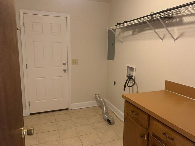 Building Photo - Beautiful Private Three Bedroom Home in So...