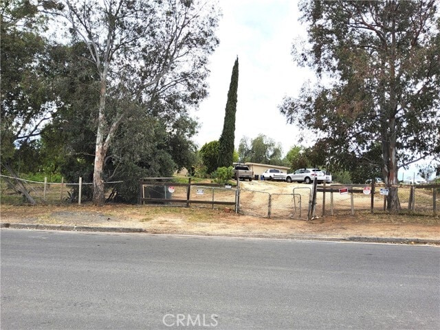 Building Photo - 10515 Cypress Ave