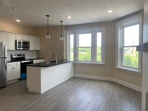 Building Photo - 29 Elk St