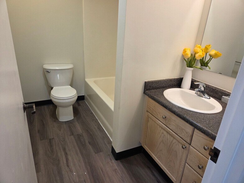 Interior Photo - Sixth and Pine Building