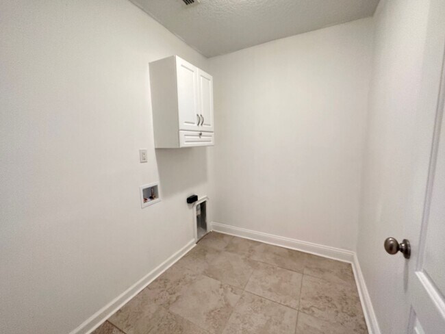 Building Photo - Screened In Ground Pool! Close to Schools, Shopping, Restaurants!