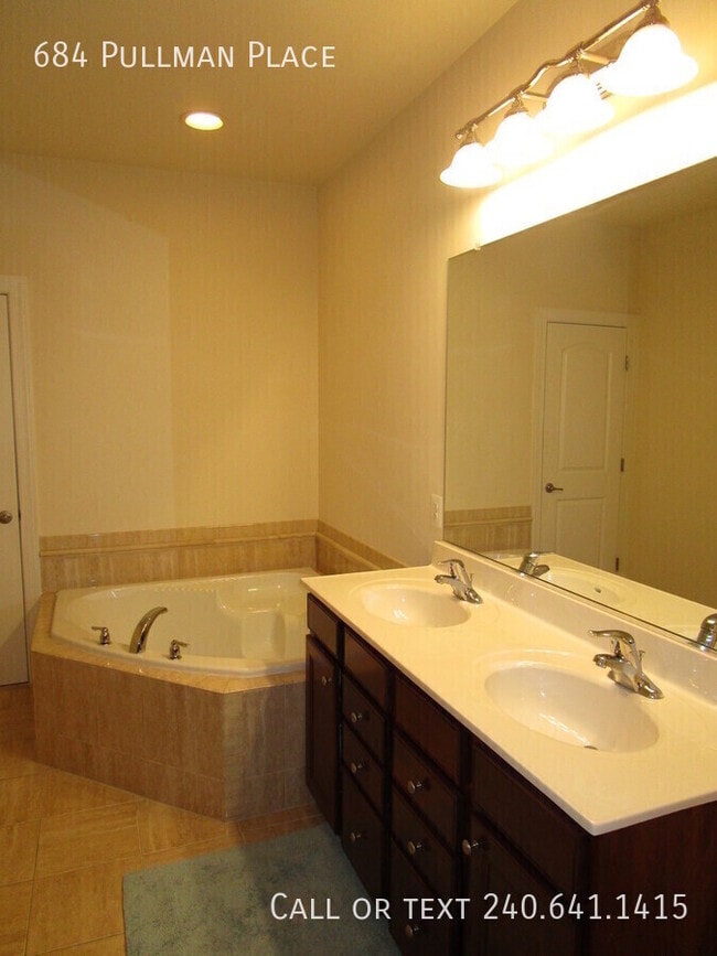 Building Photo - 684 Pullman Pl