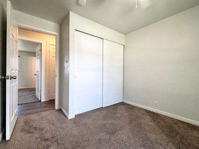 Building Photo - 856 E Park Mesa Way