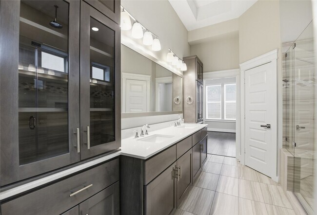 Building Photo - 819 Algona Ave