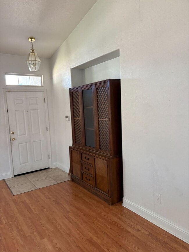 Building Photo - 2 WEEKS FREE RENT November Special