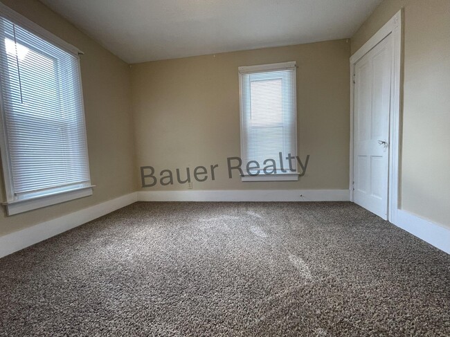 Building Photo - Three Beds, One and a Half Baths