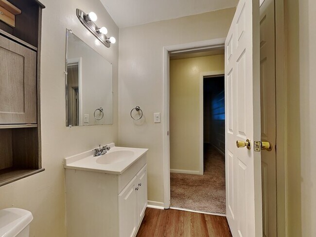 Building Photo - 4 bed 2 bath in Fishers!