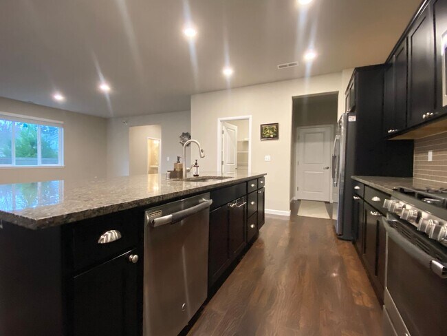 Building Photo - 3 bedroom, 2568 Sqft. home In Federal Way