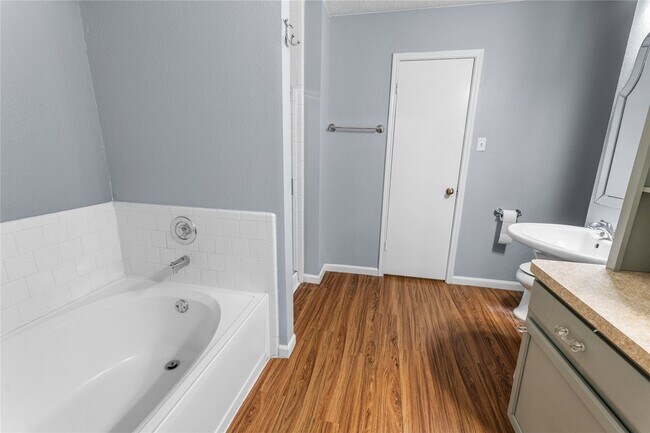Building Photo - 1735 Oak Ridge Dr