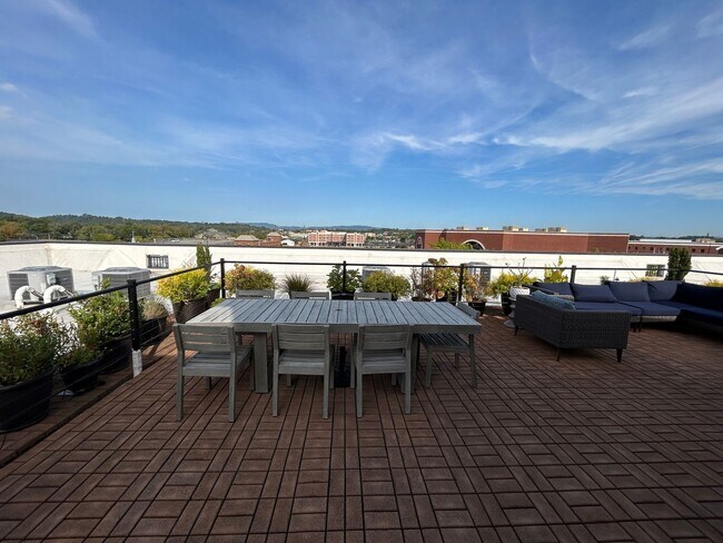 Building Photo - Beautifully Furnished 1/1 Apartment in Downtown Broad St.- $2,350