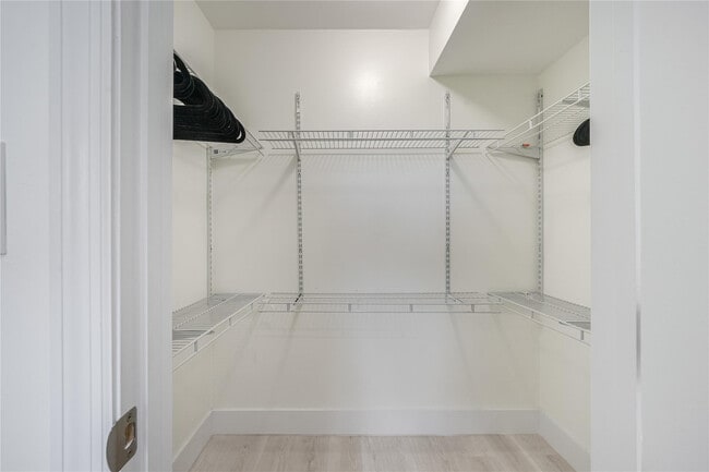 Building Photo - 411 S Hollybrook Dr