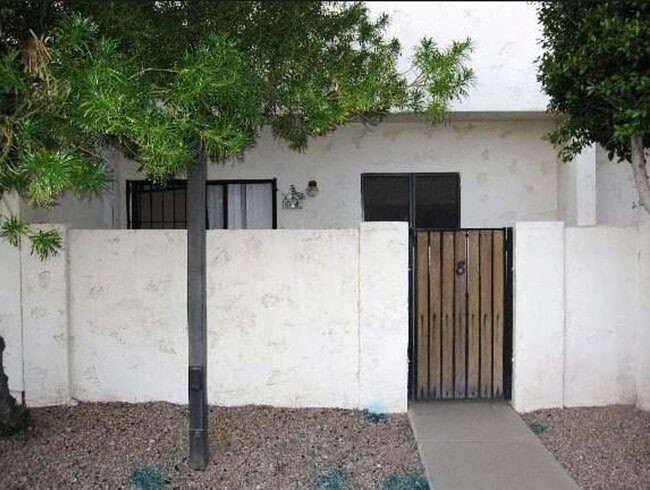 Building Photo - Chandler Townhouse 2 Bed & 1.5 Bath - 2 Story w/New Carpeting Full Size Washer/Dryer