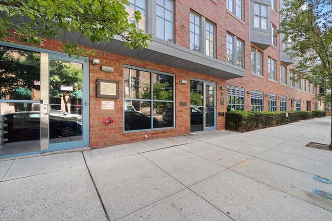 Building Photo - 727 Monroe St