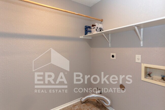 Building Photo - 1614 Twisted Oak Dr