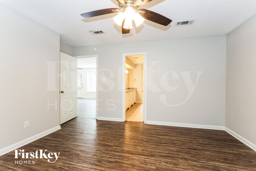Building Photo - 24106 Creekview Dr