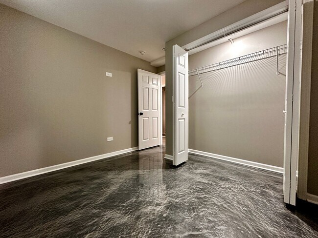 Building Photo - Amazing 4-bed Duplex by UIC
