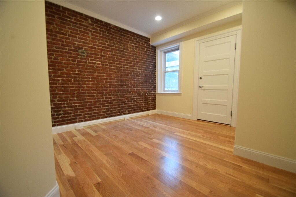 Building Photo - 1614 Beacon St