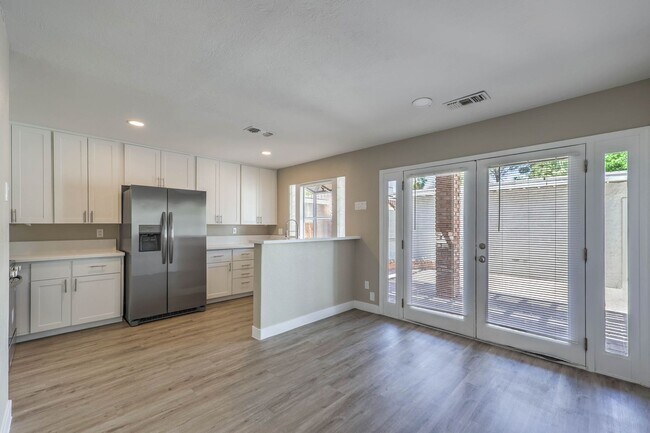 Building Photo - Huge one bedroom condo close community pool and tennis courts.