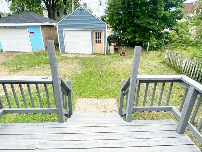 Building Photo - 2 BR Ranch Style Home with 1-Car Detached Garage