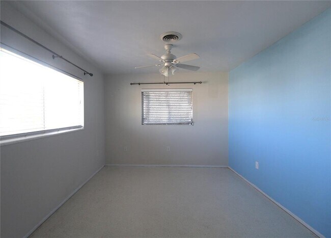 Building Photo - 552 Sheridan Dr