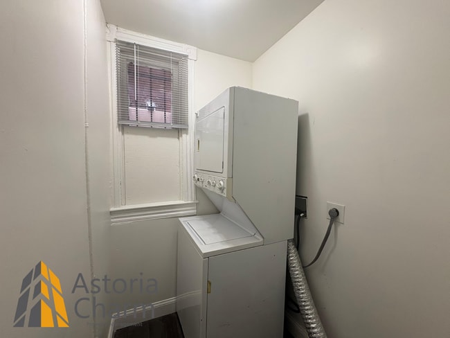 Building Photo - Modern 4-Bedroom with Yard & Easy Downtown...