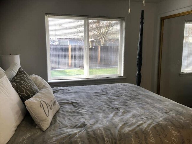 Building Photo - 525 Primrose Dr