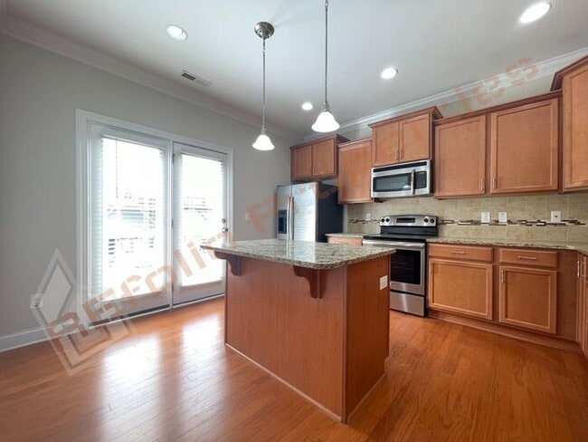 Building Photo - Brand New Carpet and Fresh Paint! Charming...