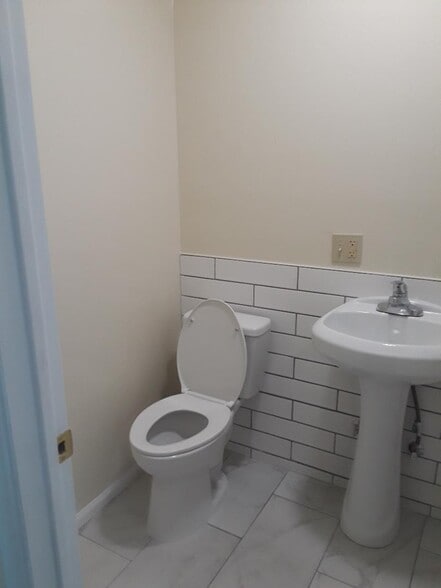 Building Photo - 599 N Oakland Ave