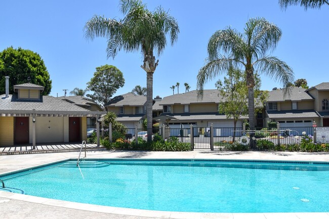 Building Photo - 3 Bedroom 2.5 Bath Hampton Court Condo Nea...