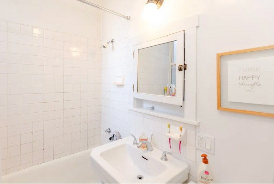 Building Photo - 823 W Wrightwood Ave