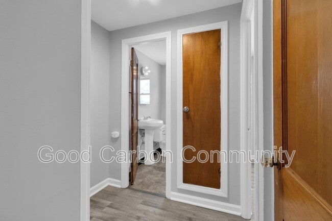 Building Photo - 854 Richmond Ave