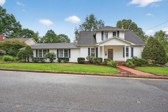 Building Photo - Charming 4BR / 3BA Historic Home with Big Backyard! BR VA