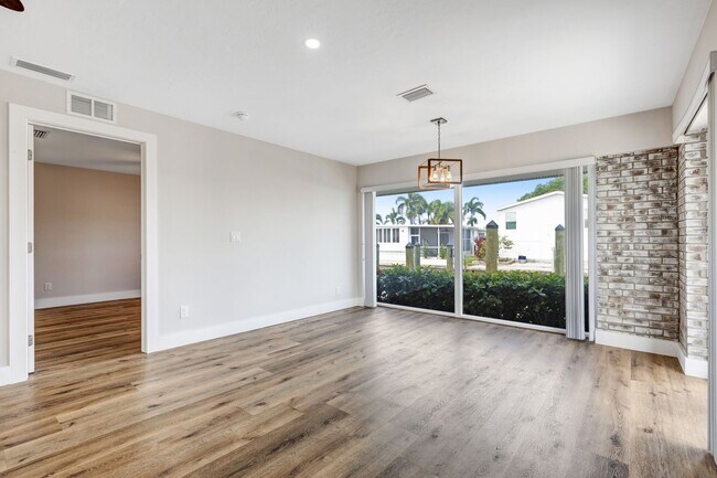 Building Photo - ** NEAR DOWNTOWN ** 2 BED / 2 BATH CONDO -...