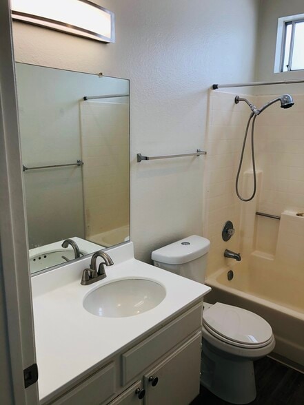 Building Photo - 11155 Aqua Vista St