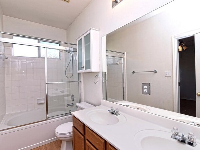 Building Photo - 105 Pecanwood N