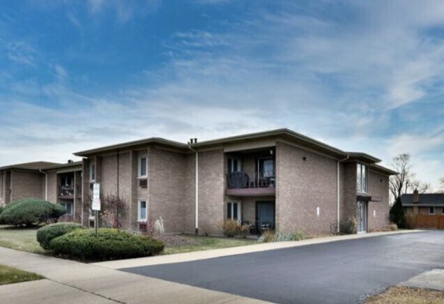 Primary Photo - 483 N Larch Ave