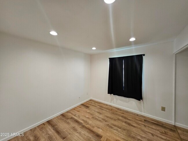 Building Photo - 4910 W Corrine Dr