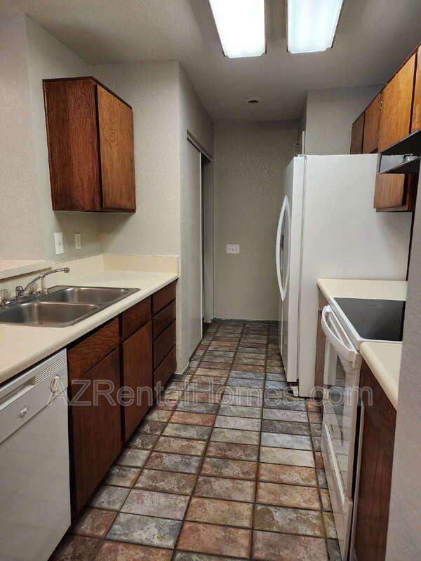 Building Photo - 2035 S Elm St