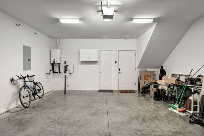Building Photo - Modern living in Salemtown!