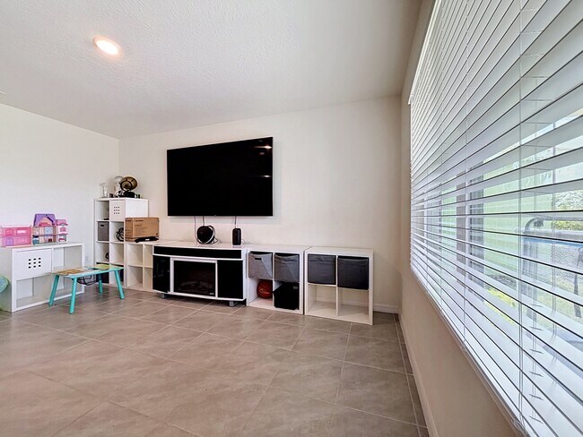 Building Photo - 1880 Basenji Dr