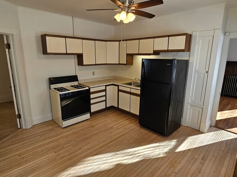 Building Photo - 1902 E Newberry Blvd