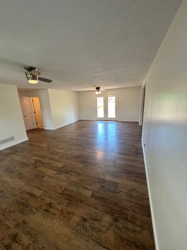 Building Photo - 394 Valley View Dr