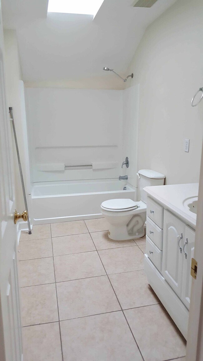 upstairs bath - 320 S Elm St