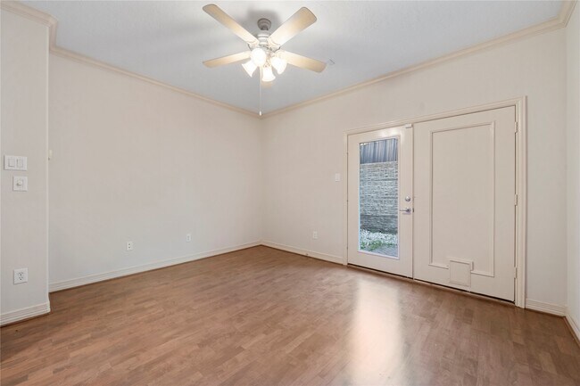 Building Photo - 1515 Hyde Park Blvd