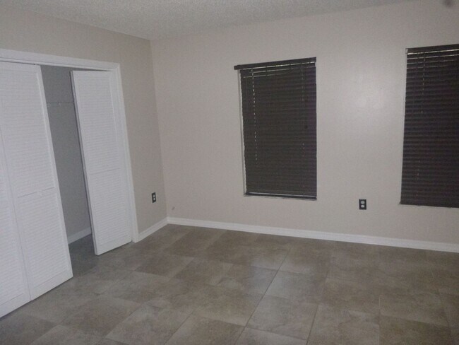 Building Photo - 301 Bloomingfield Dr