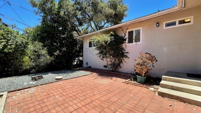 Building Photo - Walk to Campus from this 3-Bedroom in Monterey Heights