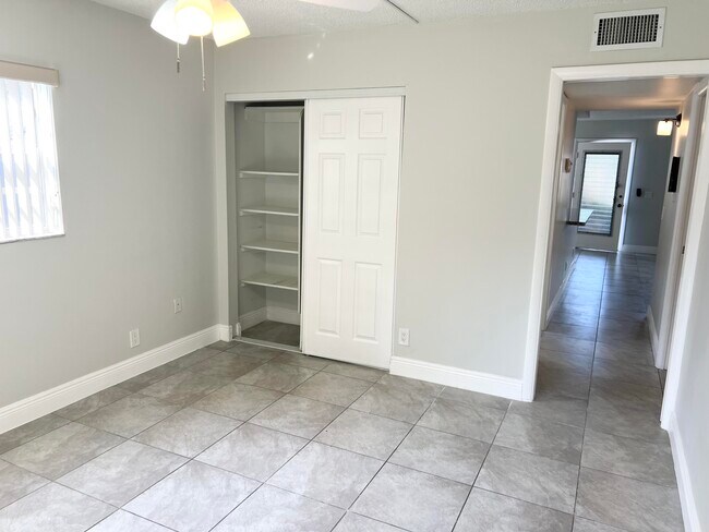 Building Photo - 150 Burgandy Way